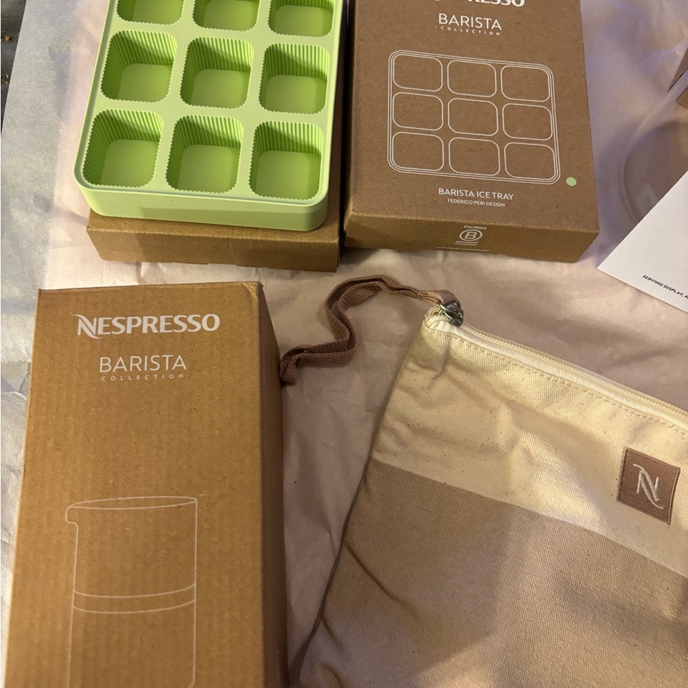 Nespresso Accessory Bundle****
Stackable serving set, 30 pods, 2 ice cube trays - Picture 4 of 9